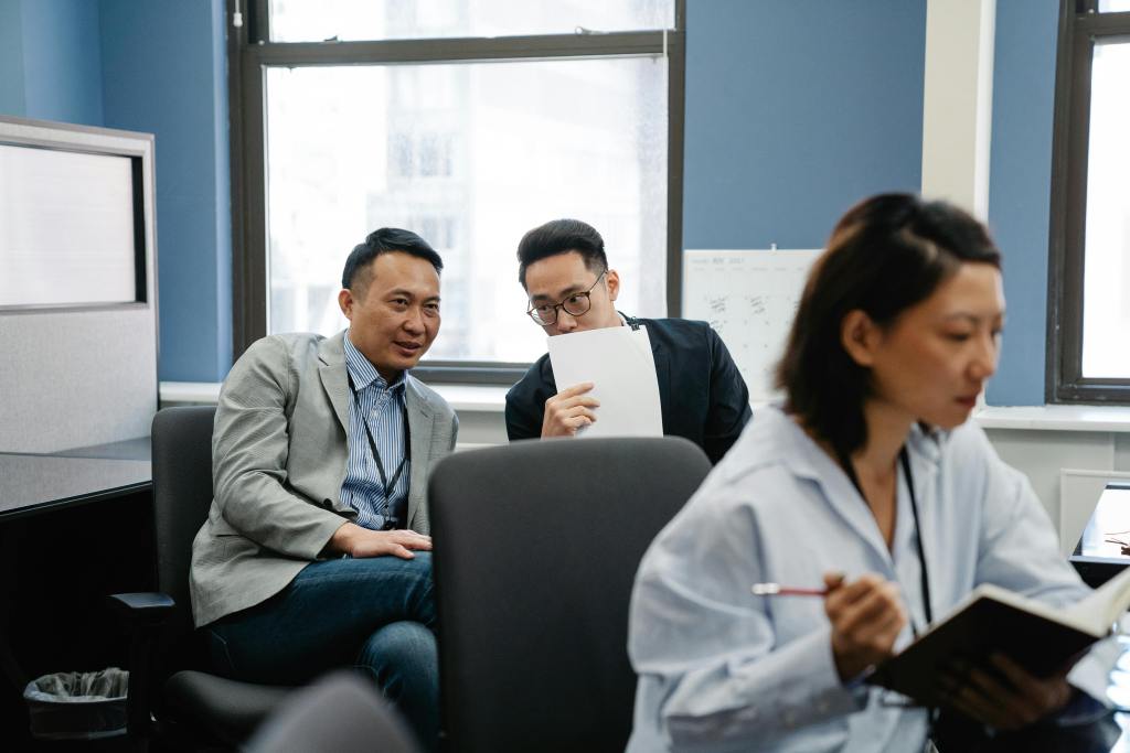 How Gossip About Your Leader Can Hurt Your Wellness - Workr Beeing ...
